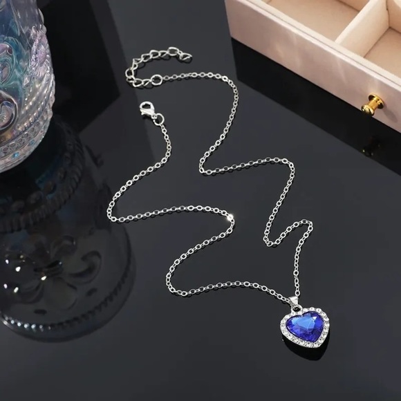 Beautiful Blue Heart Shape Pendant Necklace - Picture 3 of 6